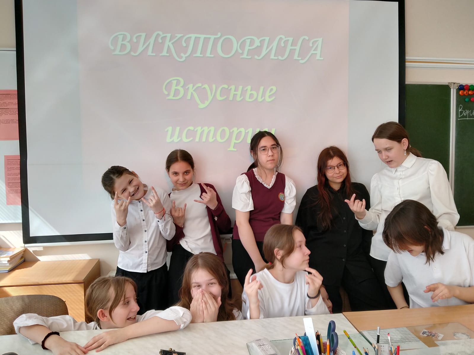Девочки 5-Г класса погрузились на уроке технологии во «Вкусные истории».